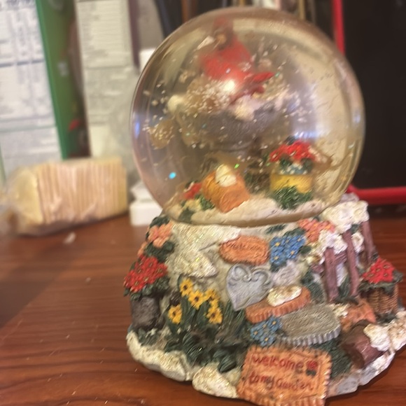 Beautiful Christmas snow globe plays music welcome to my garden edition - Picture 2 of 4